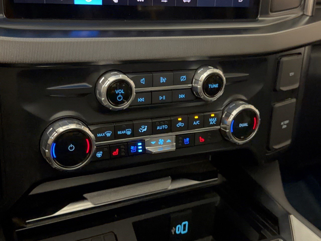 Used 2023 Ford F350 Platinum AWD/4WD image 22