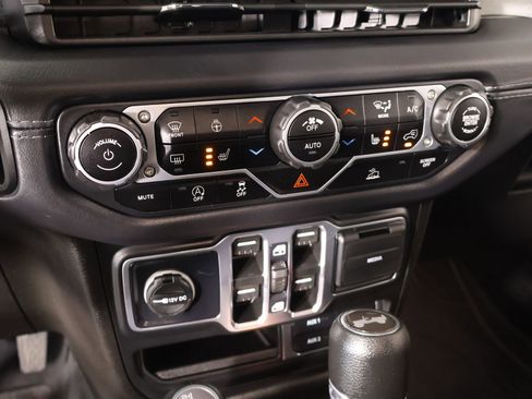 Used 2025 Jeep Wrangler Unlimited Sahara AWD/4WD image 8