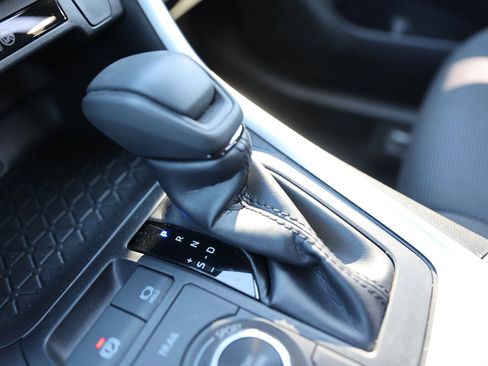 Used 2022 Toyota RAV4 LE image 32