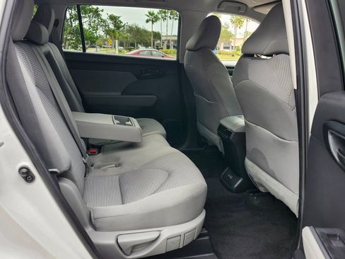 Used 2023 Toyota Highlander L image 16