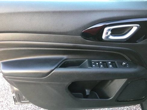 Used 2022 Jeep Compass Latitude image 11