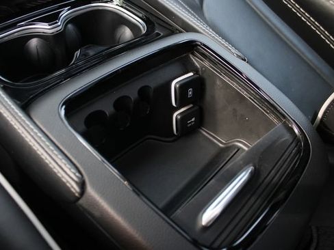 Used 2025 Chrysler Pacifica Limited FWD image 22