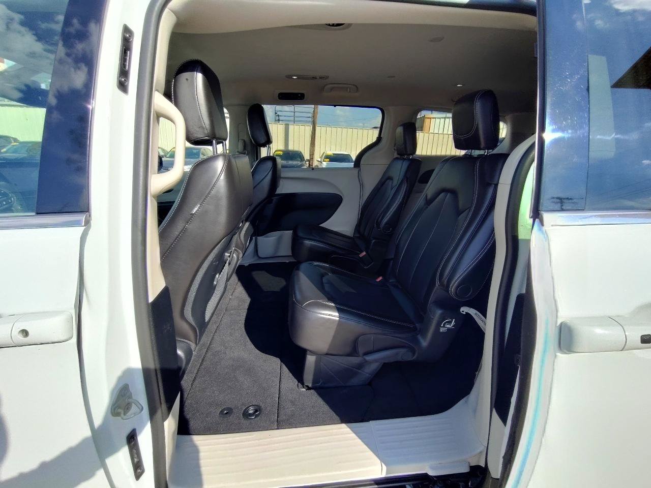 Used 2023 Chrysler Pacifica Touring-L FWD image 34