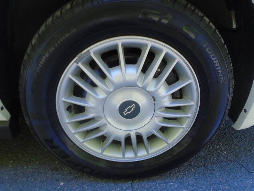 Used 2001 Chevrolet Impala w/ Preferred Equipment Group FWD image 30