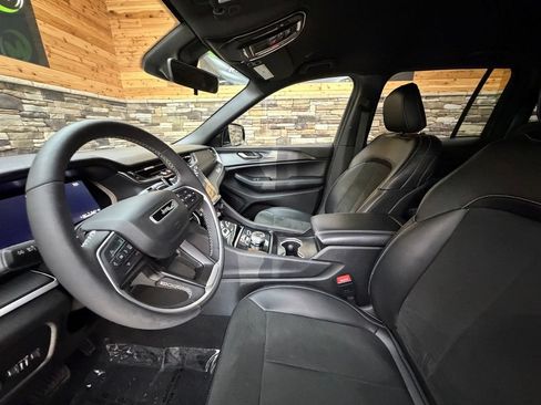Used 2025 Jeep Grand Cherokee Altitude AWD/4WD image 21