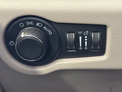 Used 2023 Chrysler Voyager LX FWD image 41