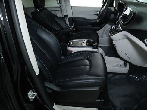 Used 2024 Chrysler Pacifica Touring-L image 34