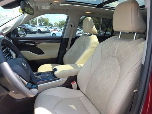 Used 2021 Toyota Highlander Platinum FWD image 6