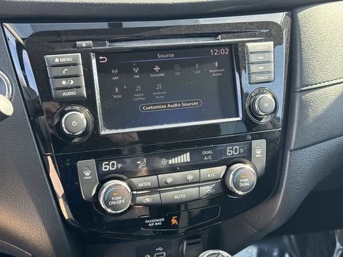 Used 2018 Nissan Rogue SV image 23