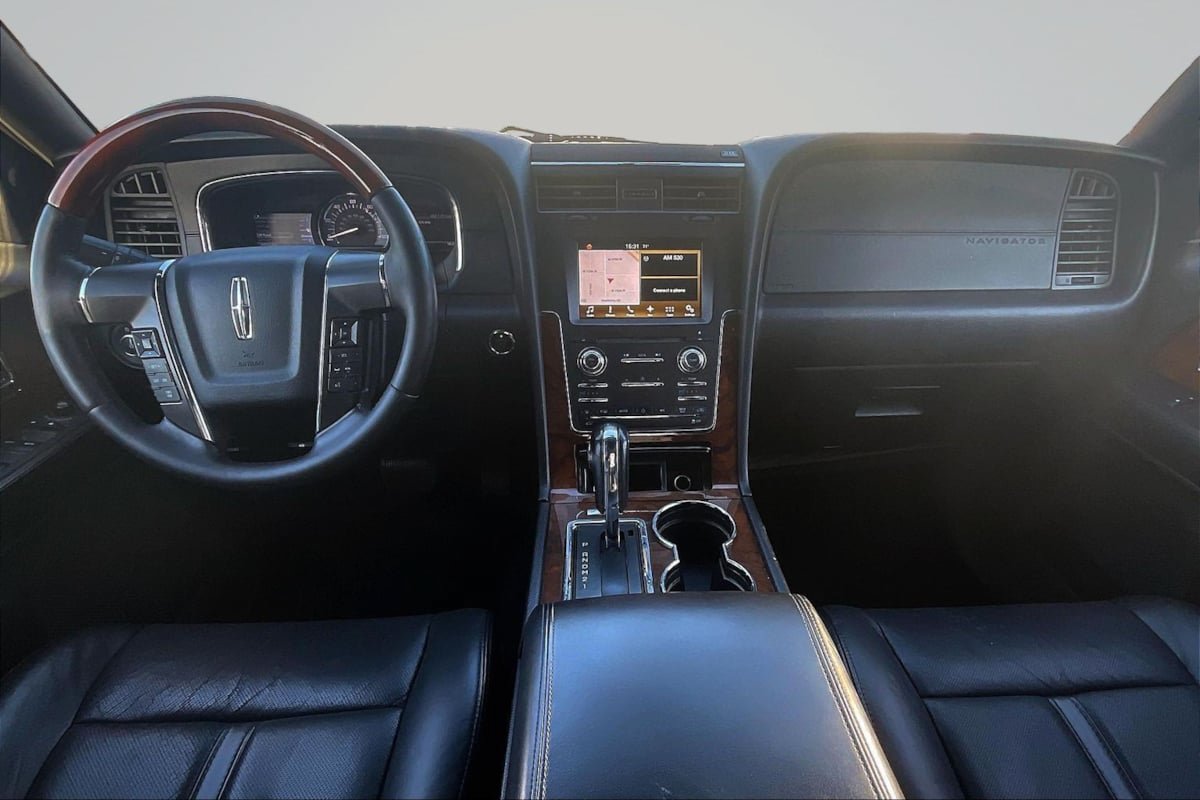 Used 2016 Lincoln Navigator Select RWD image 16