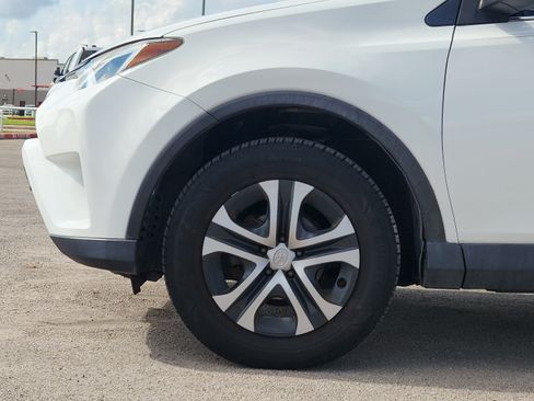 Used 2017 Toyota RAV4 LE FWD image 5