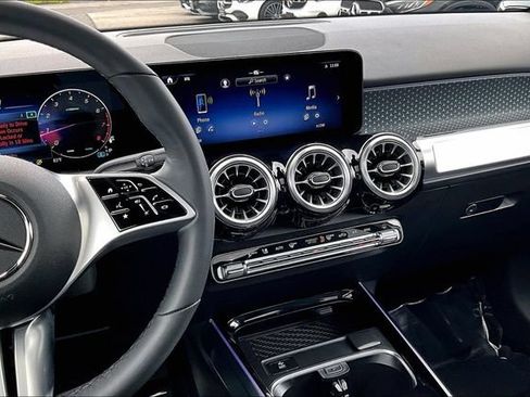 Used 2026 Mercedes-Benz GLB 250 4MATIC image 5