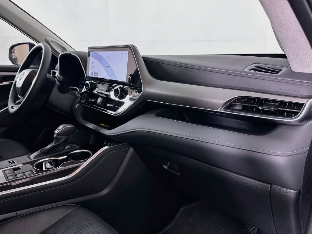 Certified 2026 Toyota Highlander Limited AWD/4WD image 30
