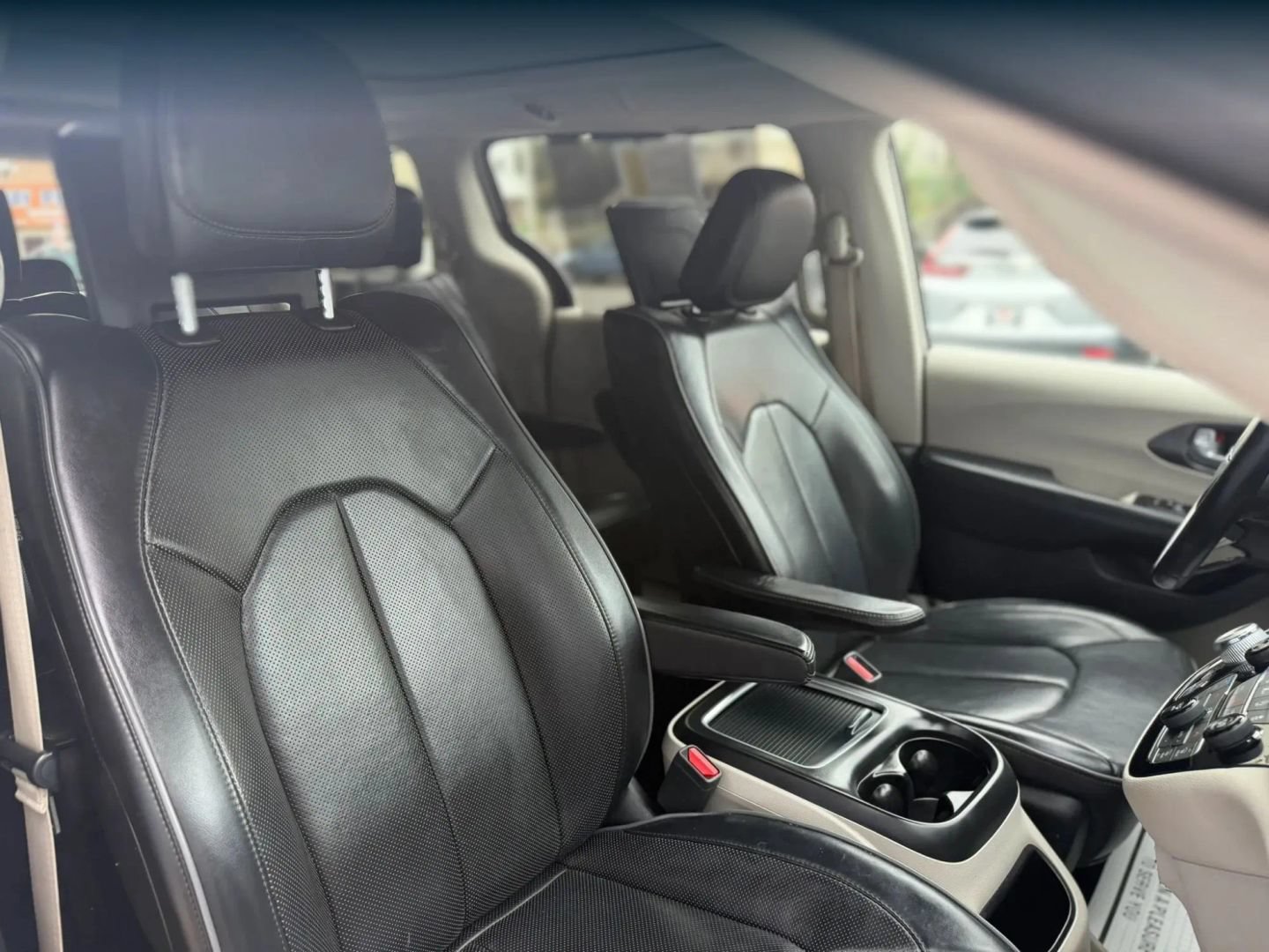 Used 2019 Chrysler Pacifica Limited w/ Tire & Wheel Group FWD image 17