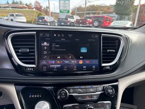 Used 2024 Chrysler Pacifica Touring-L image 21