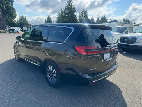 Used 2023 Chrysler Pacifica Limited FWD image 4