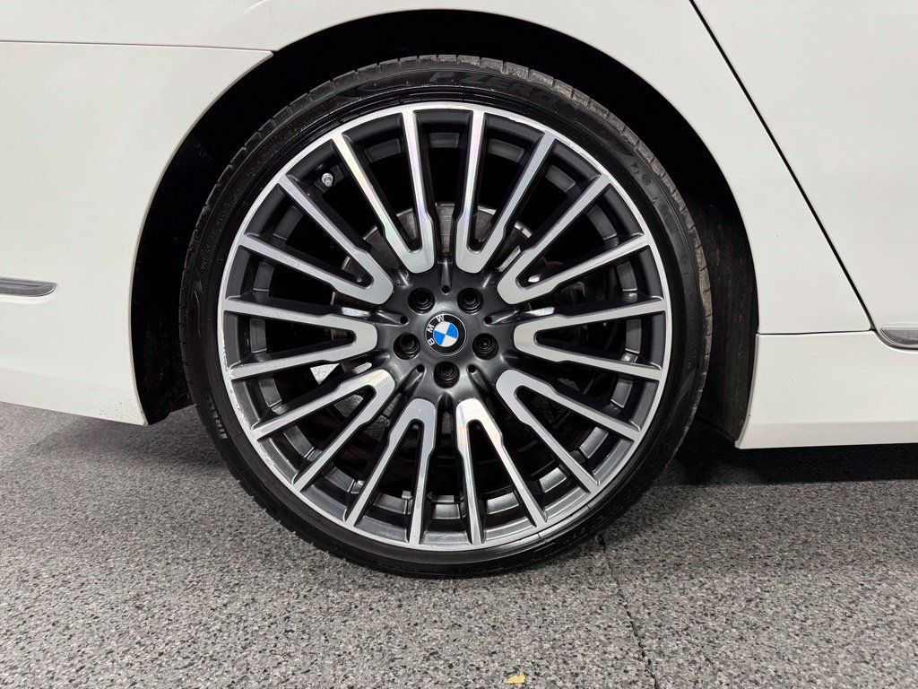 Used 2022 BMW 745e xDrive AWD/4WD image 7
