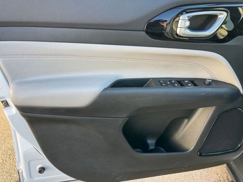 Used 2025 Jeep Compass Limited image 18