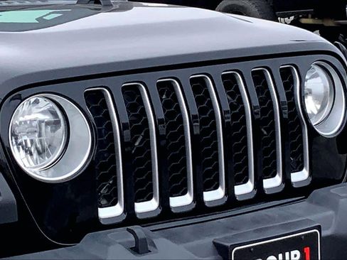 Used 2021 Jeep Gladiator Overland image 24