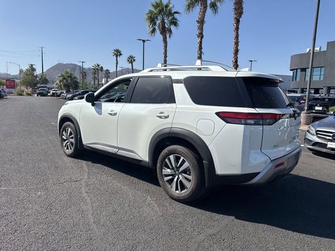 Used 2024 Nissan Pathfinder SL FWD image 14