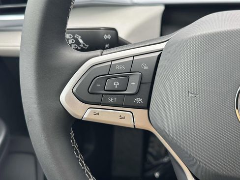 New 2026 Volkswagen Taos SE FWD image 17