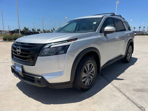 Certified 2025 Nissan Pathfinder SV w/ Black Appearance Package FWD image 4
