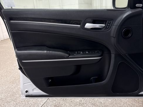 Used 2019 Chrysler 300 Limited image 3