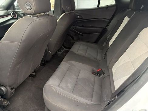 Used 2025 Chevrolet Trax RS w/ Sunroof Package image 24