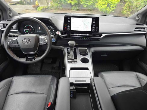 Used 2023 Toyota Sienna XSE AWD/4WD image 18