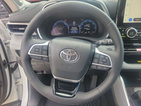 Certified 2026 Toyota Highlander Limited AWD/4WD image 17