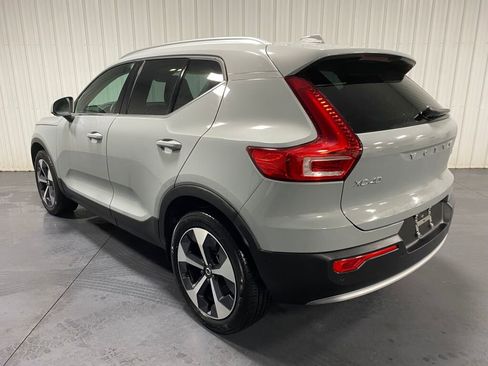 Used 2024 Volvo XC40 B5 Plus image 3