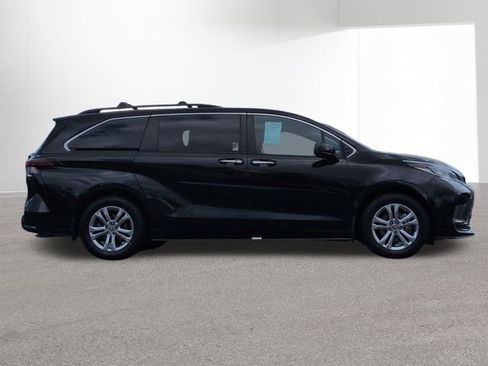 Used 2023 Toyota Sienna XSE w/ XSE Plus Package AWD/4WD image 5