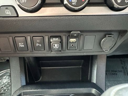 Used 2019 Toyota Tacoma SR5 RWD image 15
