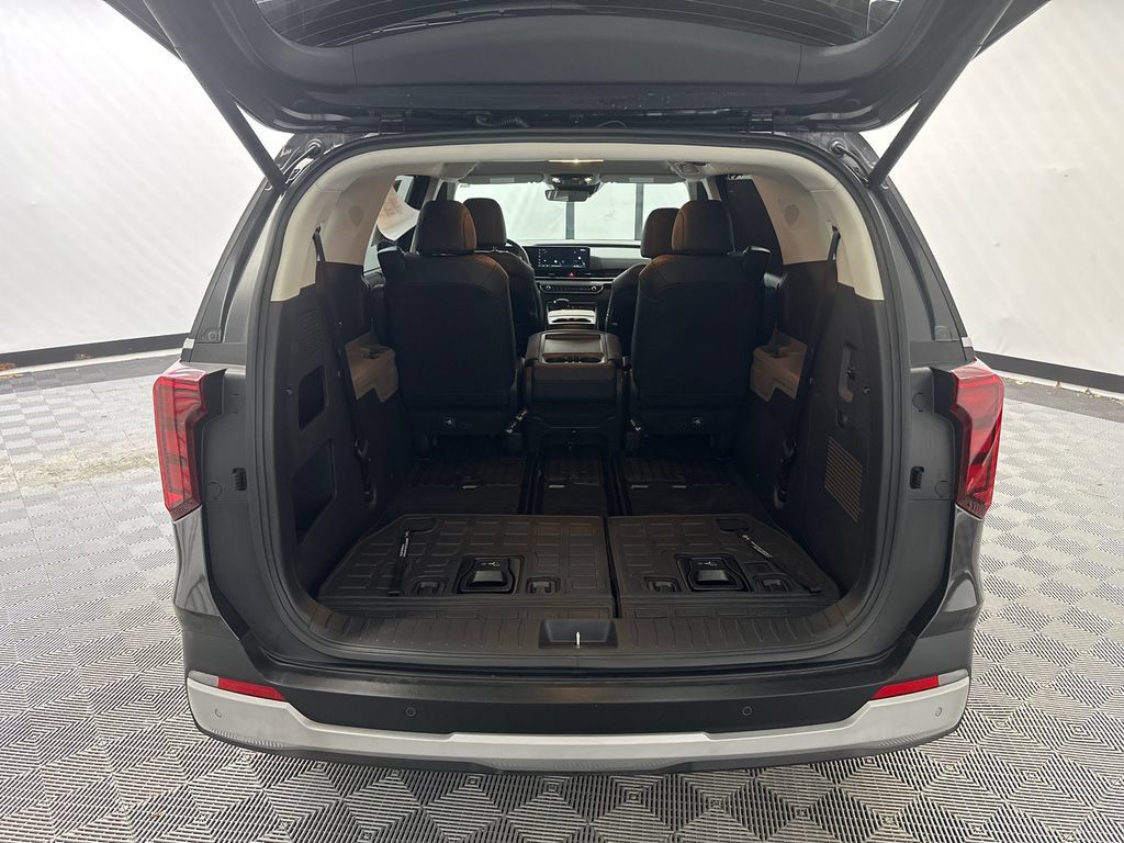 Used 2025 Kia Carnival EX FWD image 20