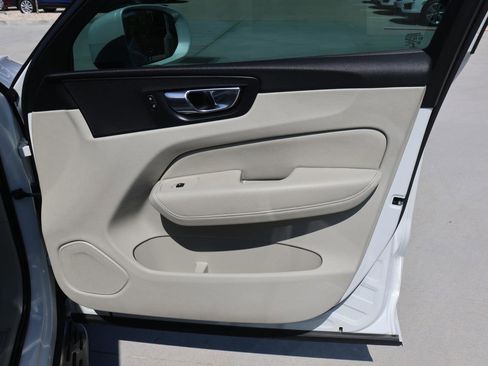 Used 2018 Volvo XC60 T6 Momentum w/ Convenience Package image 11