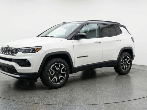 Used 2025 Jeep Compass Trailhawk image 3