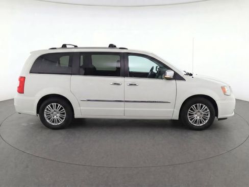 Used 2015 Chrysler Town & Country Touring-L w/ Driver Convenience Group FWD image 8
