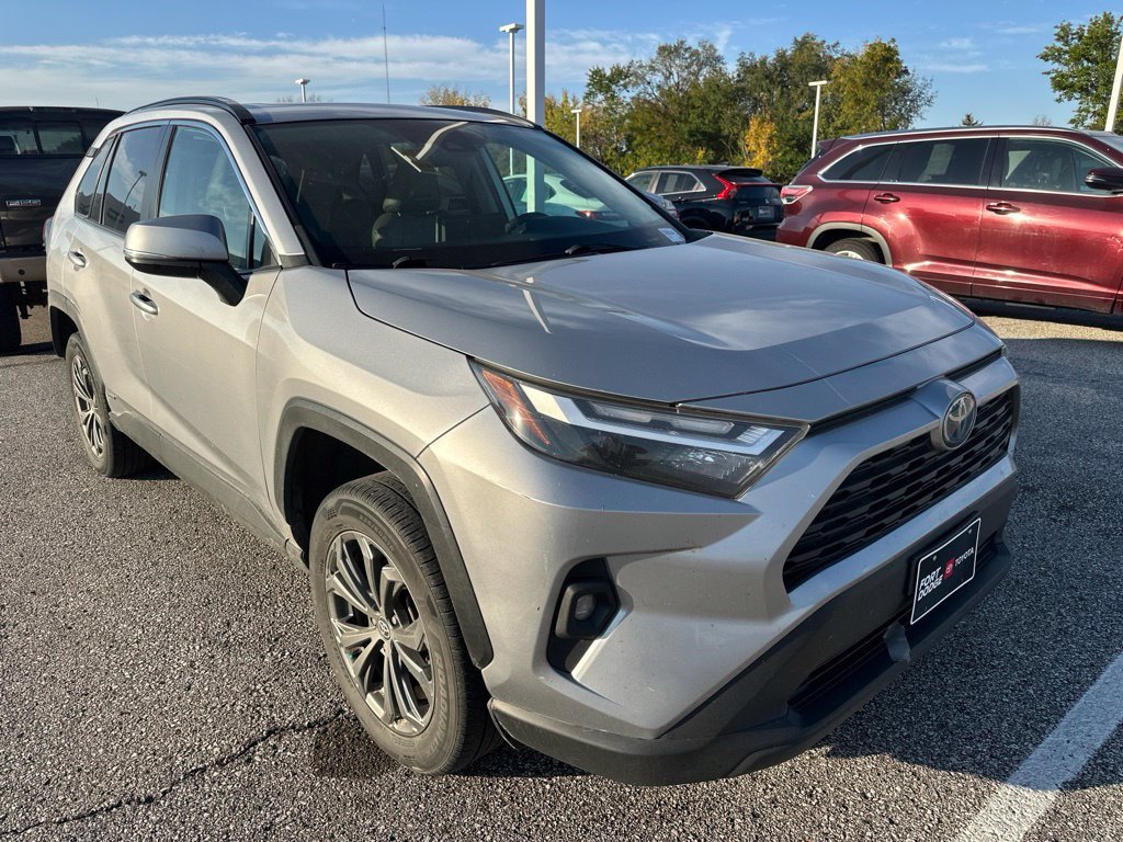 Used 2022 Toyota RAV4 XLE Premium AWD/4WD image 5