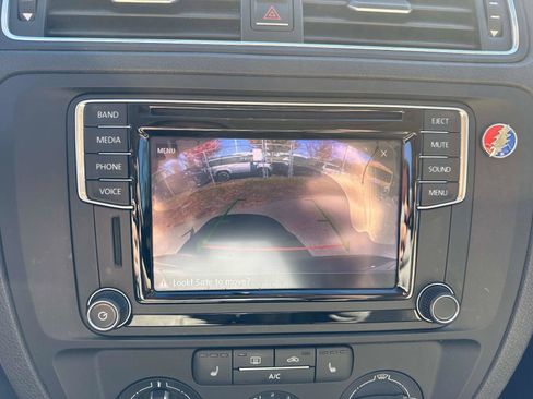 Used 2017 Volkswagen Jetta SE image 25