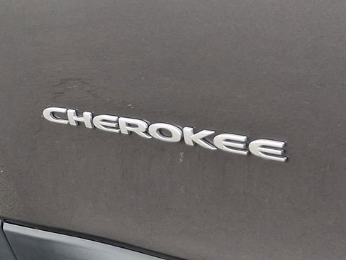 Used 2018 Jeep Cherokee Latitude Plus AWD/4WD image 36