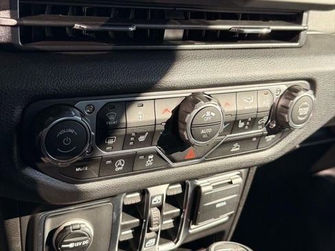 New 2025 Jeep Gladiator Sport image 38