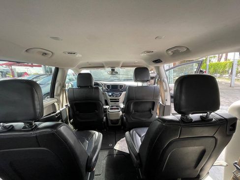 Used 2020 Chrysler Voyager Lxi FWD image 17