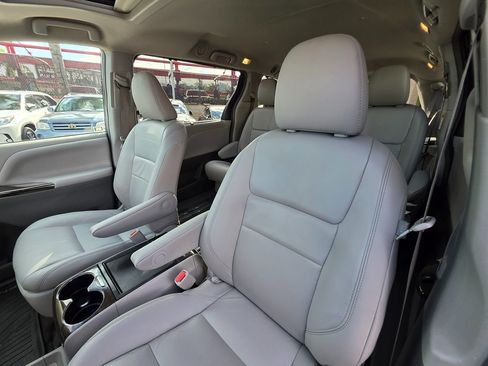 Used 2017 Toyota Sienna XLE image 24