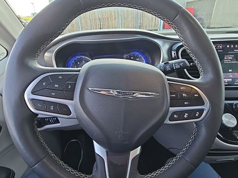 Used 2024 Chrysler Pacifica Touring-L FWD image 12