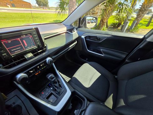 Used 2020 Toyota RAV4 LE FWD image 22
