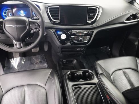 Used 2024 Chrysler Pacifica Select image 16