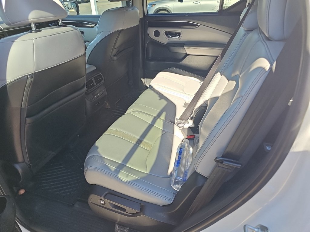 Used 2025 Honda Pilot Touring image 11