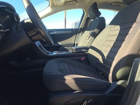 Used 2019 Ford Fusion SE image 3