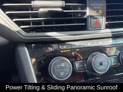 Used 2022 Volkswagen Jetta SE w/ Panoramic Sunroof Package image 10