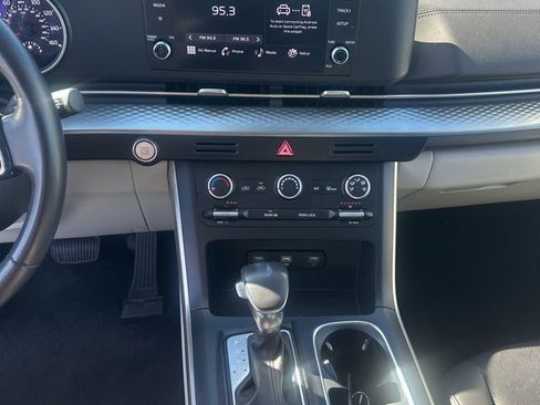 Used 2024 Kia Carnival LX image 26